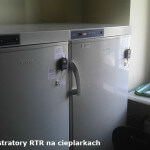 Rejestratory temperatury RTR-52 zamocowane na cieplarkach