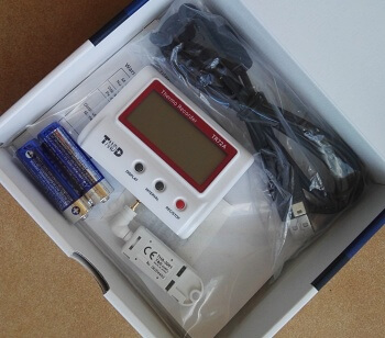 Rejestrator temperatury i wilgotności TR72A w pudełku
